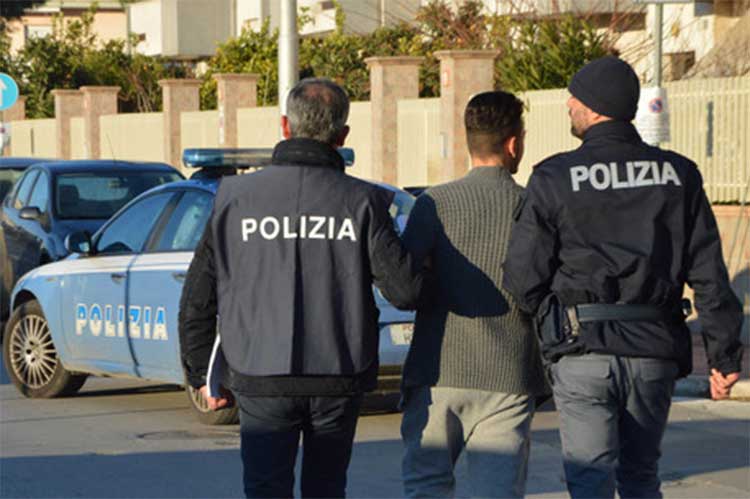 il giovane arrestato dalla Polizia a Salerno mentre rubava in un supermercato