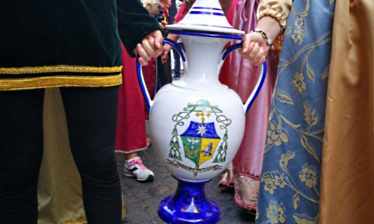 Una delle lampade che contiene l'olio da offrire a San Gennaro