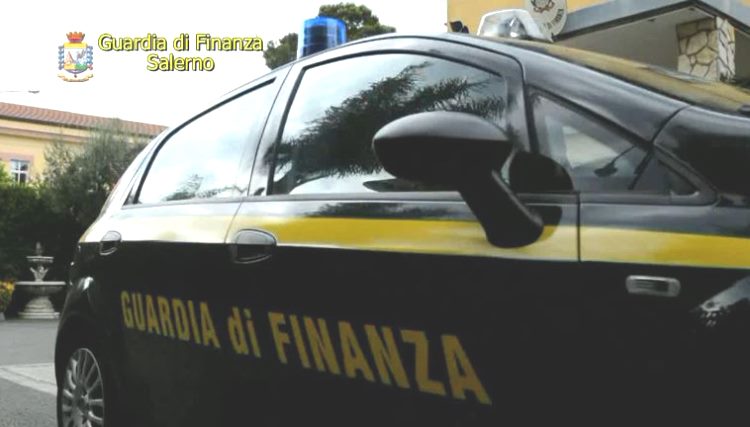 una pattuglia della Guardia di Finanza