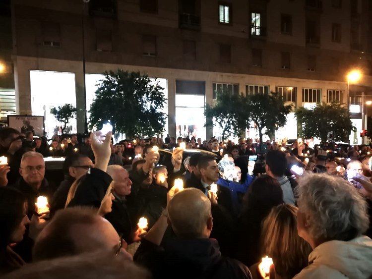 la fiaccolata davanti alla Questura di Napoli