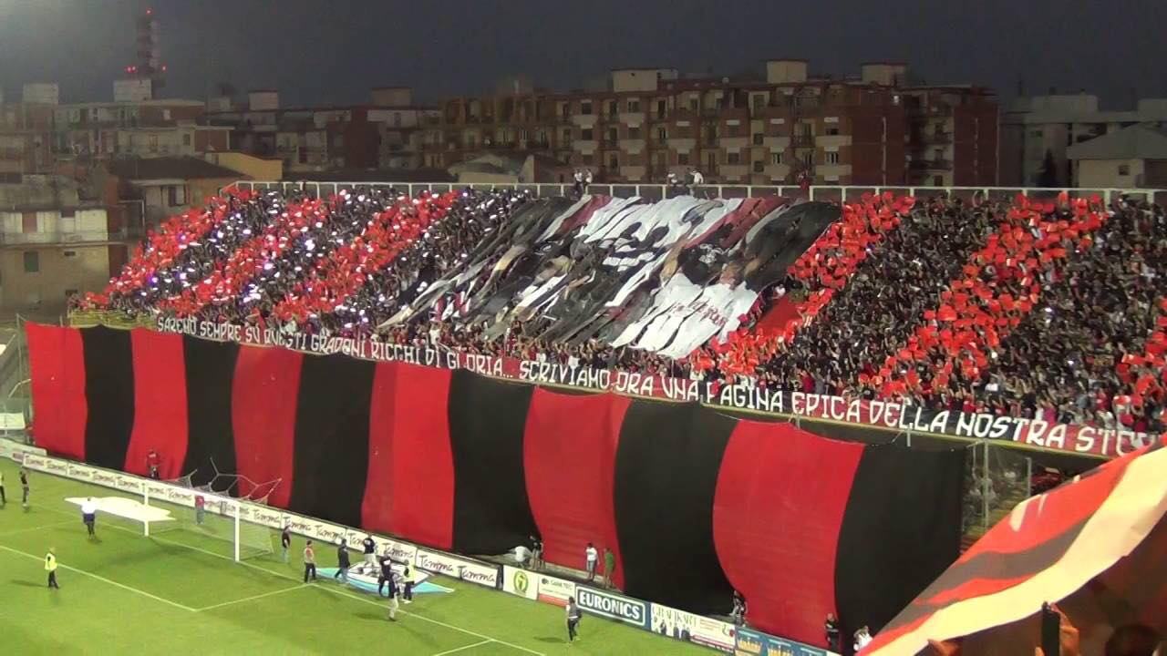 Un gruppo di tifosi del Foggia allo stadio