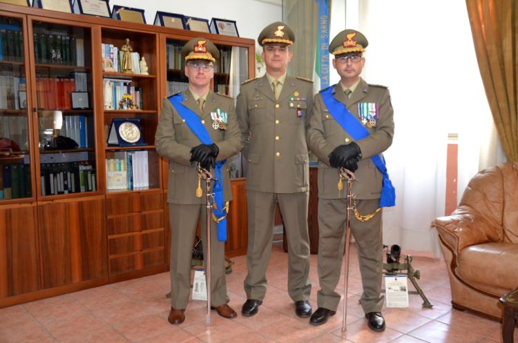 Il nuovo ed il vecchio comandante della caserma Libroia con il comandante del 46° trasmissioni Franco Culeddu