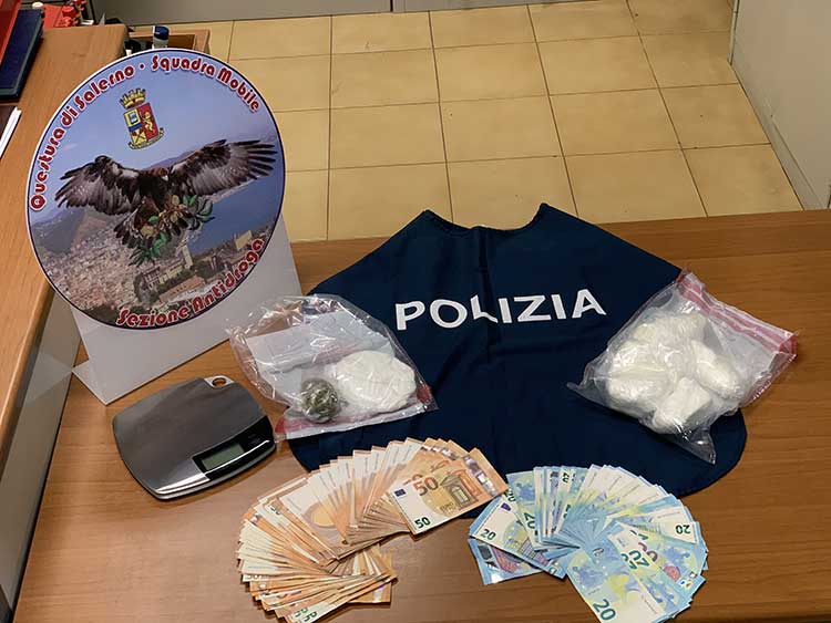 la droga e il danaro sequestrati a Salerno dalla Polizia