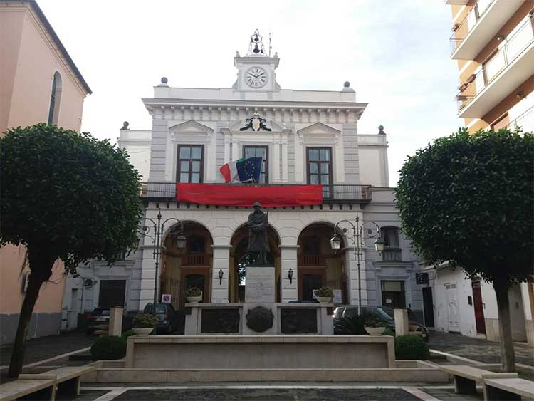 drappo rosso al Comune di San Marzano