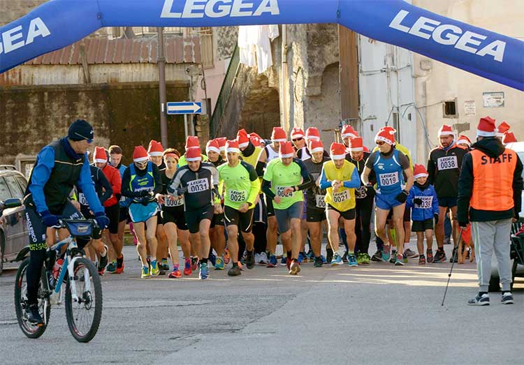 La partenza della corsa dei Babbo Natale dello scorso anno