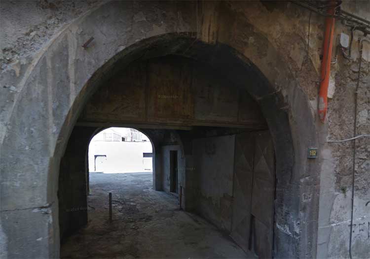 l'ingresso della nuova sede della casa del popolo