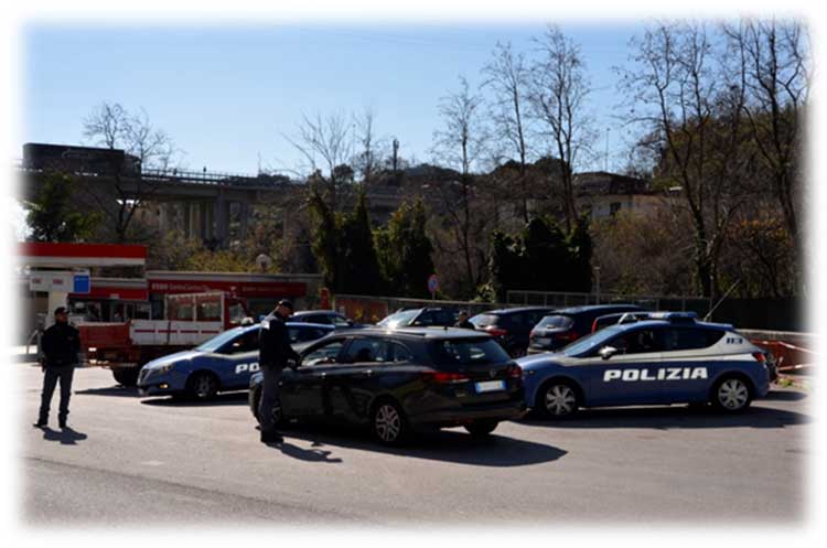 la Polizia di Stato durante un posto di blocco