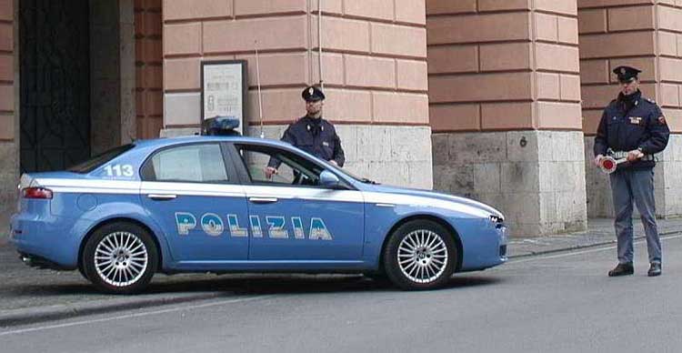 Una volante della Polizia ad un posto di blocco