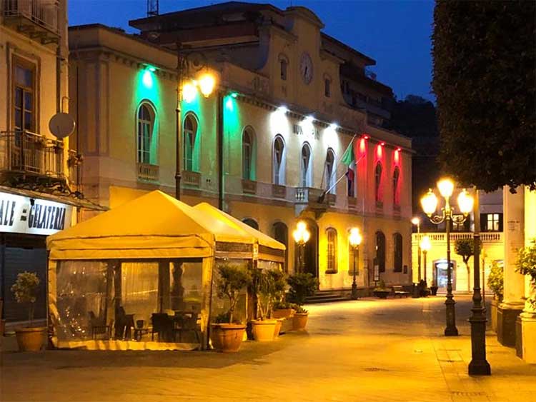 il municipio di Nocera Inferiore indossa il tricolore