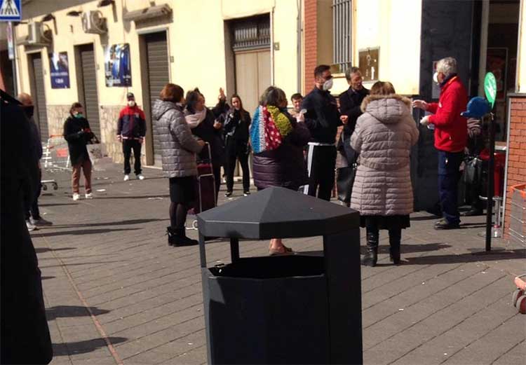 Tutti in fila per la spesa, per comprare quello di cui non si ha necessità