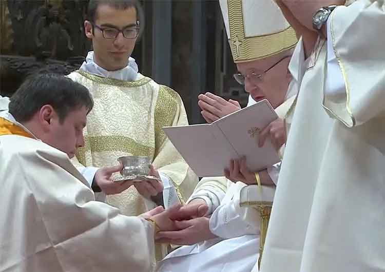 don Aniello Nappo durante la cerimonia con papa Francesco