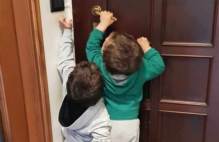 i due bimbi mentre cercano di aprire la porta