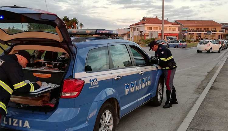 Una volante della Polizia ad un posto di blocco