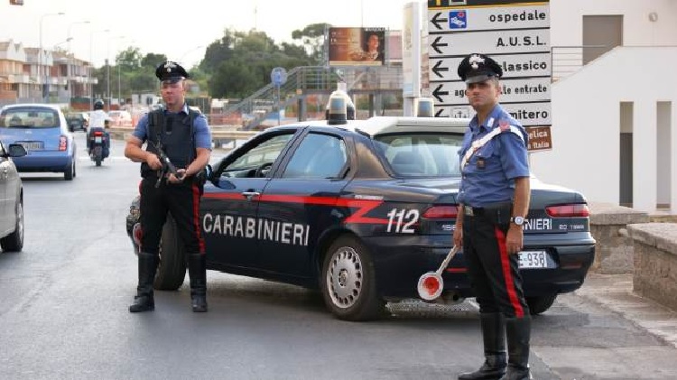 carabinieri a un posto di blocco