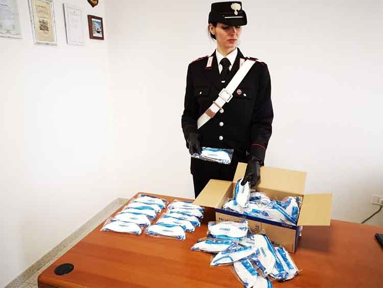 Le mascherine sequestrate dai Carabinieri