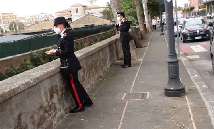 carabinieri effettuano rilievi