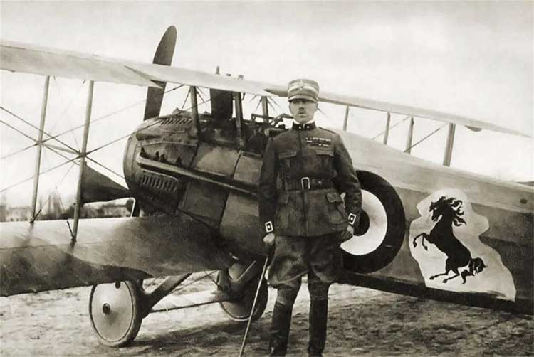 il maggiore Francesco Baracca di fianco al suo celebre aereo con il cavallino rampante