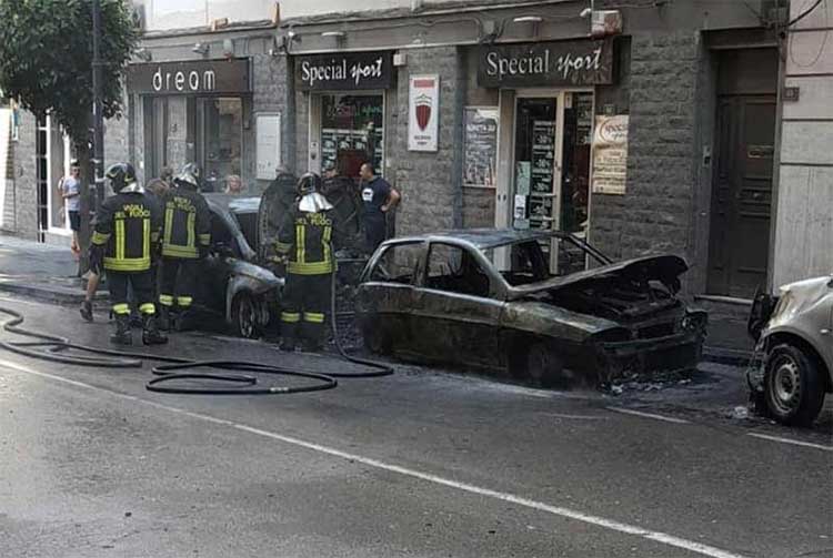 Le auto distrutte a incendio domato