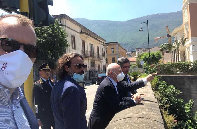 Vincenzo De Luca e Manlio Torquato guardano lo stato del Solofrana