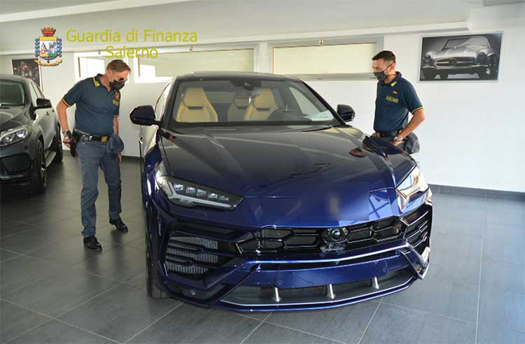 LE Fiamme Gialle all'interno della concessionaria Luxury Car