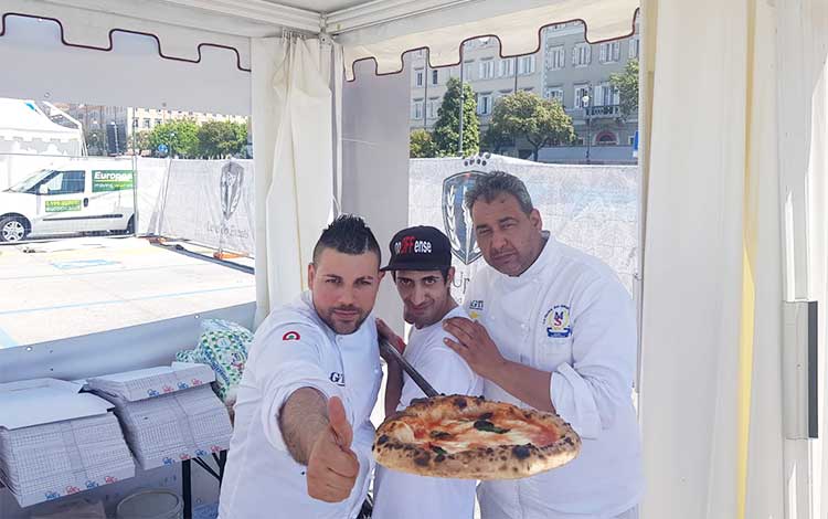 Mario Villani nella pizzeria di Michele Barbieri a Pizzo Calabro