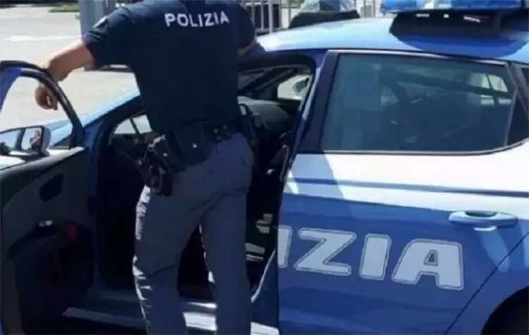 Una volante della Polizia ad un posto di blocco