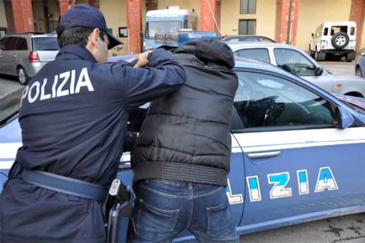 Un arresto operato dalla Polizia di Stato