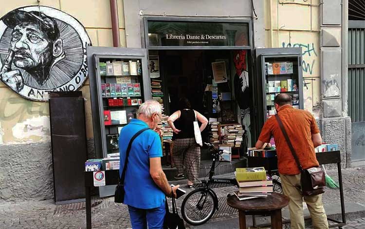 La libreria Di Maio è a Napoli in via Mezzocannone