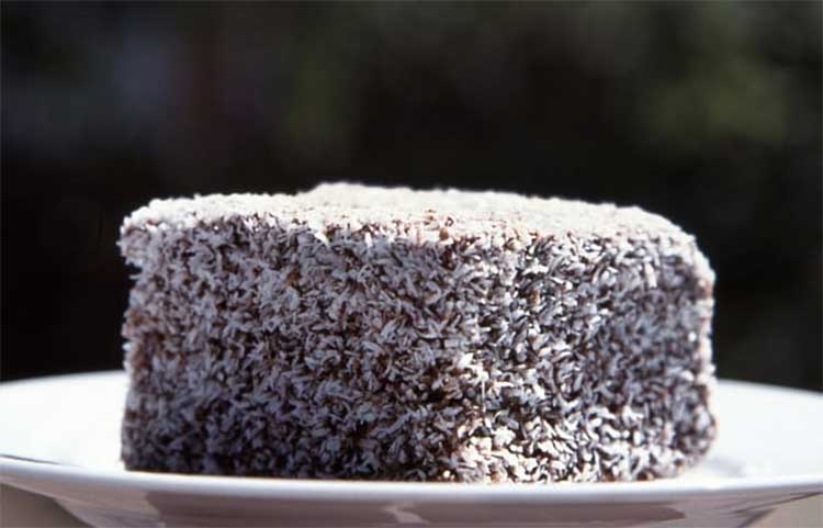 Un lamington pronto per essere gustato