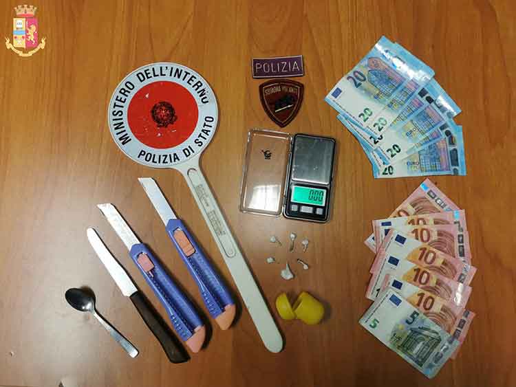 Il materiale sequestrato dalla Polizia