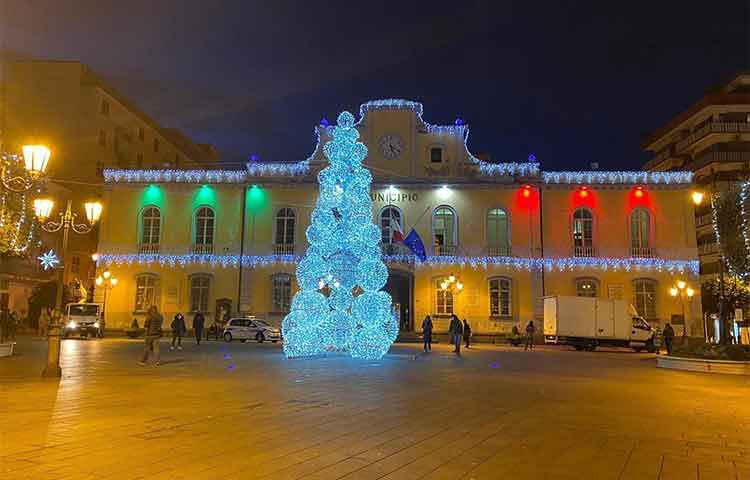 L'albero di Natale in piazza Diaz