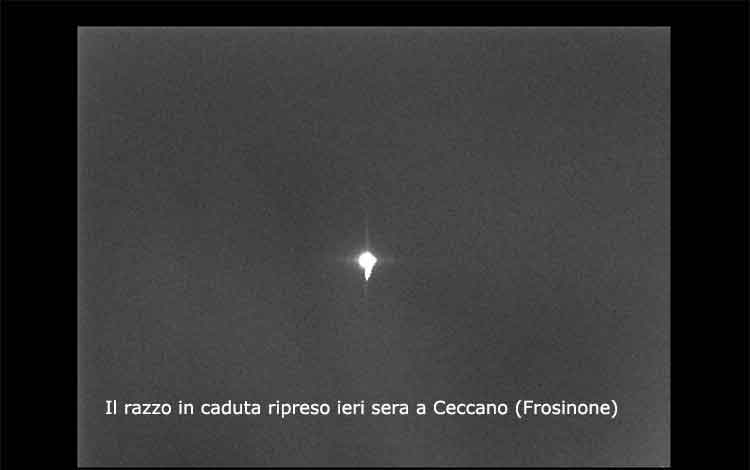 Il razzo fotografato ieri sera a Ceccano (Fr)