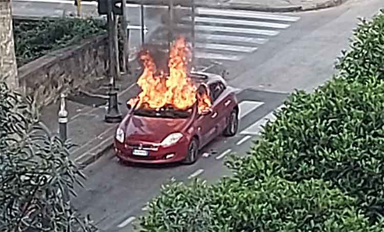 auto in fiamme viapucci