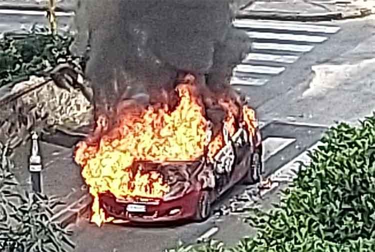 auto in fiamme viapucci1