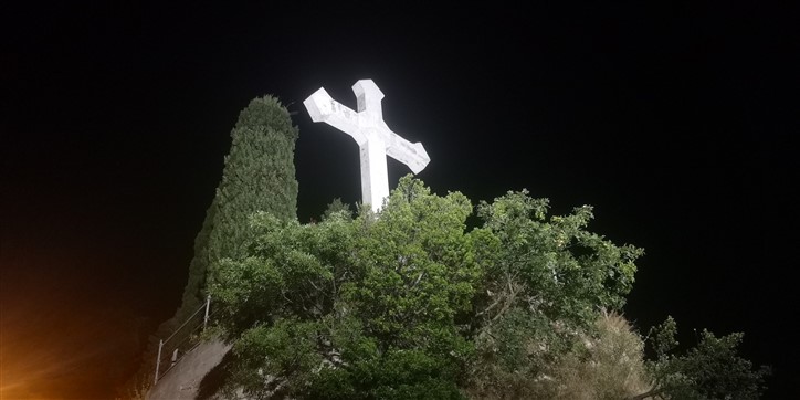 croce montalbino illuminata