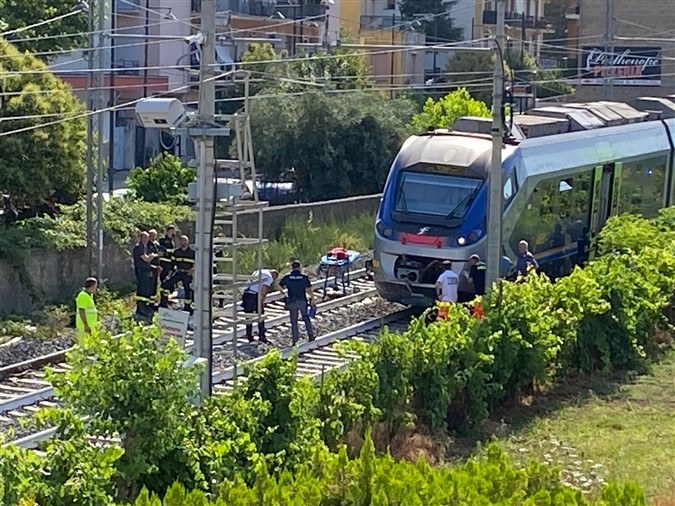 donna travolta dal treno