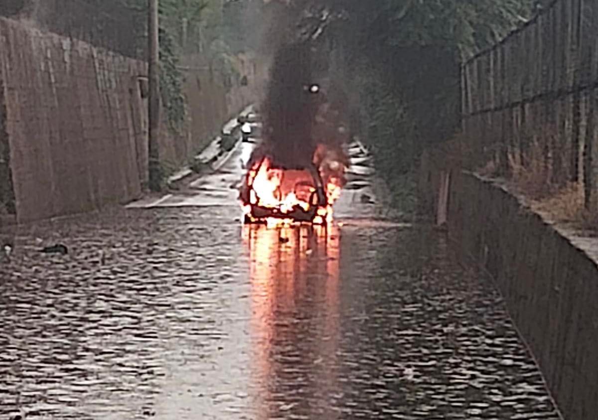 incendio auto pagani2