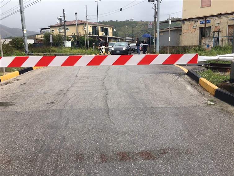 auto bloccata passaggio a livello