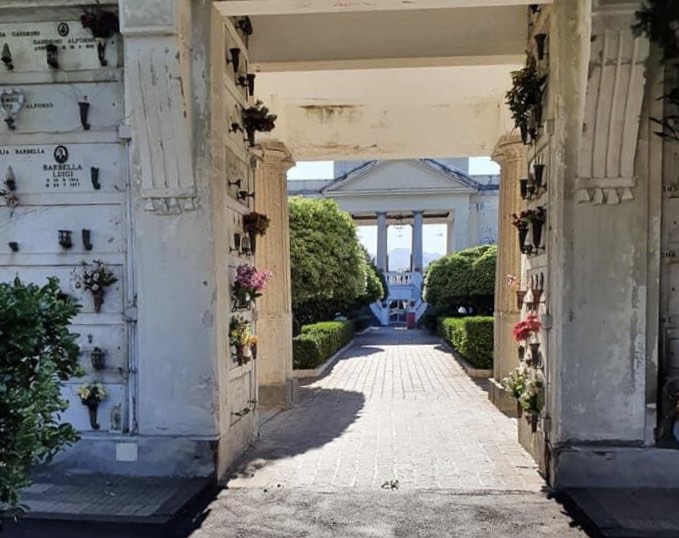 cimitero pagani aggressione