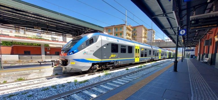 treno stazione nocera